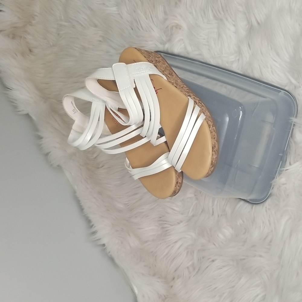 Girls Blowfish Malibu Kids white wedge sandal size 4